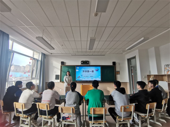 1召开开学第一课班会.jpg
