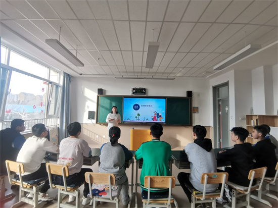 4结合学生情况进行疫情防控知识培训.jpg