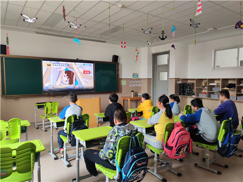 学生观看防震自救视频。.jpg