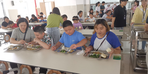 吃饭.jpg