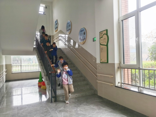 楼到中有序撤离_毒霸看图_副本.jpg