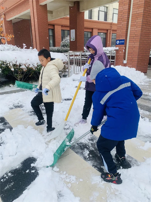 学生扫雪1.jpg 学生扫雪1.jpg