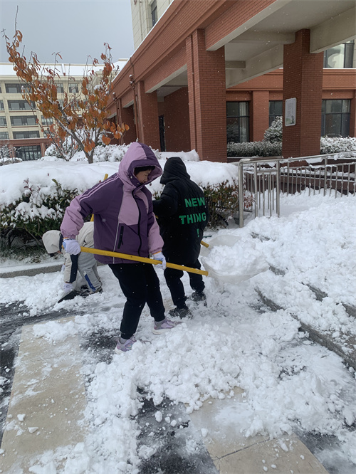 铲雪照片.jpg 铲雪照片.jpg