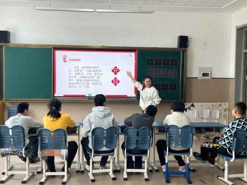 学生在了解元旦的由来.jpg