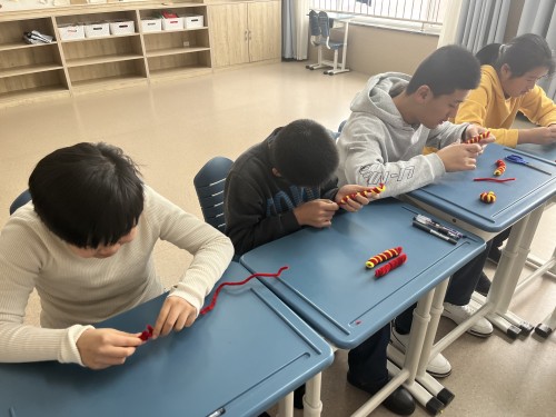 学生在制作新年红灯笼.jpg