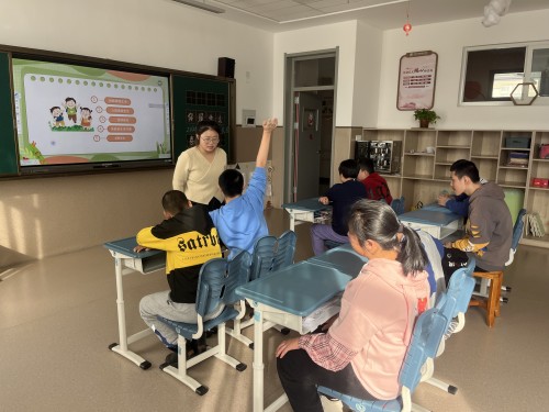 学生和大家分享假期趣事.jpg