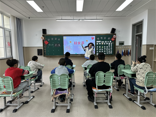 晨会课学习妇女节知识.jpg 晨会课学习妇女节知识.jpg