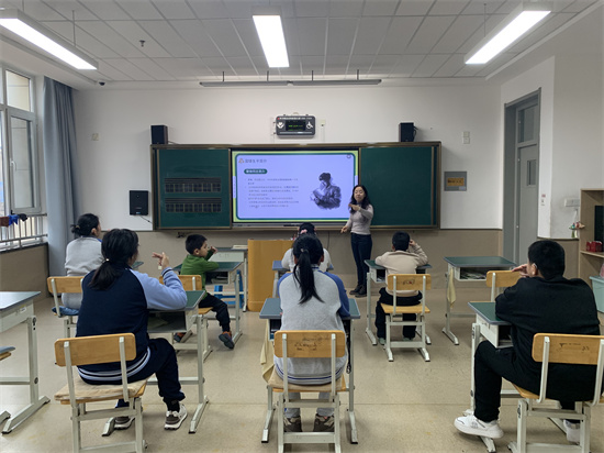 介绍雷锋.jpg
