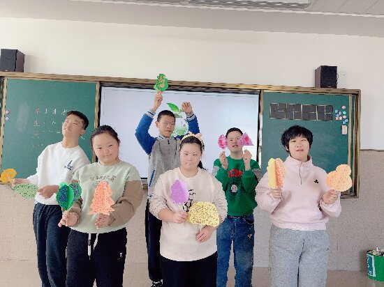 绘画与手工《树朋友》.JPG