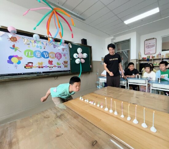 吹蜡烛大赛.JPG