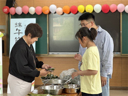 和奶奶包粽子1.jpg
