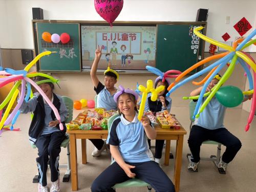 同学们欢聚一堂分享零食.jpg
